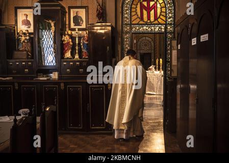 Il sacerdote Jose Roberto Pereira offre la Messa di Pasqua nella Chiesa di Consolacao, nel centro di Sao Paulo, Brasile, il 12 aprile 2020. Fu la prima volta in più di 100 anni che la Pasqua fu celebrata con la chiesa vuota. Questa Domenica il Brasile ha registrato più di 1200 morti causate da Covid-19. (Foto di Gustavo basso/NurPhoto) Foto Stock