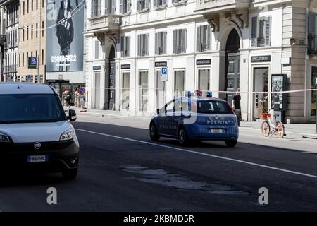 Un check-in della polizia a Milano, Italia centro durante il blocco a causa di emergenza Coronavirus, il 14 aprile 2020. (Foto di Mairo Cinquetti/NurPhoto) Foto Stock