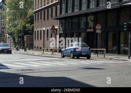 Un controllo di polizia nella zona di porta Venezia a Milano durante il blocco dovuto all'emergenza Coronavirus, il 14 aprile 2020. (Foto di Mairo Cinquetti/NurPhoto) Foto Stock