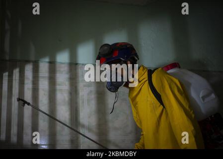 A Rescue Group Worker and Special Operations Caricuao (GROEC) utilizza DPI (dispositivi di protezione individuale) durante una giornata di disinfezione come misura preventiva contro la diffusione del nuovo coronavirus COVID-19, a Caricuao Caracas, il 14 aprile 2020. (Foto di Jonathan Lanza/NurPhoto) Foto Stock