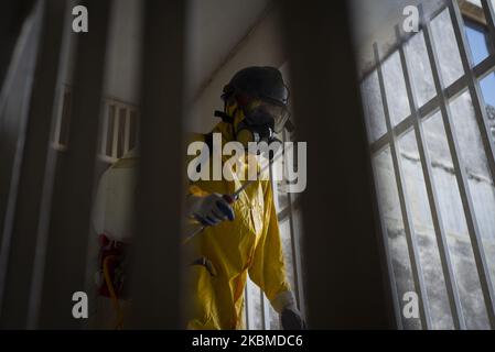 A Rescue Group Worker and Special Operations Caricuao (GROEC) utilizza DPI (dispositivi di protezione individuale) durante una giornata di disinfezione come misura preventiva contro la diffusione del nuovo coronavirus COVID-19, a Caricuao Caracas, il 14 aprile 2020. (Foto di Jonathan Lanza/NurPhoto) Foto Stock