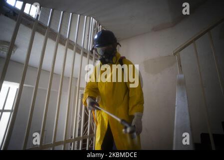 A Rescue Group Worker and Special Operations Caricuao (GROEC) utilizza DPI (dispositivi di protezione individuale) durante una giornata di disinfezione come misura preventiva contro la diffusione del nuovo coronavirus COVID-19, a Caricuao Caracas, il 14 aprile 2020. (Foto di Jonathan Lanza/NurPhoto) Foto Stock