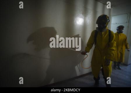 A Rescue Group Worker and Special Operations Caricuao (GROEC) utilizza DPI (dispositivi di protezione individuale) durante una giornata di disinfezione come misura preventiva contro la diffusione del nuovo coronavirus COVID-19, a Caricuao Caracas, il 14 aprile 2020. (Foto di Jonathan Lanza/NurPhoto) Foto Stock