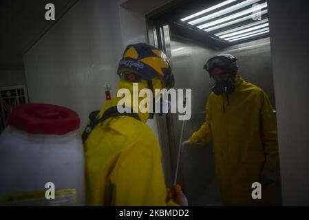 A Rescue Group Worker and Special Operations Caricuao (GROEC) utilizza DPI (dispositivi di protezione individuale) durante una giornata di disinfezione come misura preventiva contro la diffusione del nuovo coronavirus COVID-19, a Caricuao Caracas, il 14 aprile 2020. (Foto di Jonathan Lanza/NurPhoto) Foto Stock