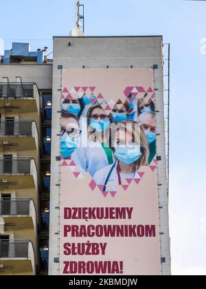 Un enorme banner che dice " grazie agli operatori sanitari " è appeso su uno degli edifici accademici di Cracovia, Polonia, il 14 aprile 2020 a Cracovia, Polonia. Un banner è stato realizzato dall'Università della Scienza e della tecnologia (AGH) come un gesto di ringraziamento e sostegno al personale medico di tutta la nazione per il loro lavoro durante la pandemia di coronavirus. (Foto di Beata Zawrzel/NurPhoto) Foto Stock