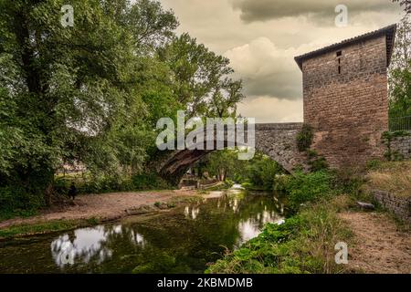 Il Ponte di San Francesco è un ponte medievale, con torre di avvistamento, sopra l'Aniene a Subiaco. Costruito nel 1358. Subiaco, provincia di Roma, Lazio, Foto Stock