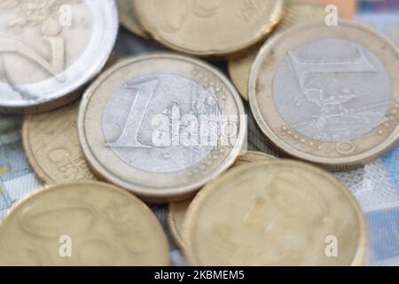 Una moneta da euro, moneta impilata su monete e banconote in euro in background. Le monete in euro rappresentano il valore e una mappa dell’Europa, ma ogni paese dell’Eurozona ha un proprio disegno sull’ossesso a Salonicco, in Grecia, il 15 aprile 2020. La moneta è gestita dalla Banca centrale europea (BCE) dell'UE. (Foto Illustrazione di Nicolas Economou/NurPhoto) Foto Stock