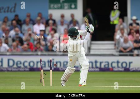 Azhar Ali del Pakistan è inchinato pulito da Jimmy Anderson dell'Inghilterra durante le loro seconde inning il terzo giorno della seconda partita di Nat West Test tra Inghilterra e Pakistan al campo da cricket di Headingley, Leeds, domenica 3rd giugno 2018. (Foto di Mark Fletcher/MI News/NurPhoto) Foto Stock