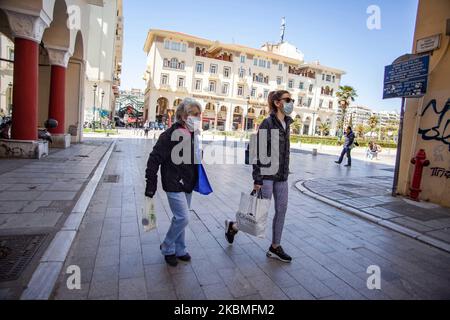 I consumatori sono visti con maschera protettiva e guanti durante il blocco nel mercato pubblico storico e più grande aperto centrale nel cuore del centro di Salonicco, Grecia chiamato Kapani o Agora Vlali vicino Aristotele o piazza Aristotelous il 16 aprile 2020. Gli acquirenti acquistano beni essenziali dell'ultimo minuto durante la pandemia di coronavirus COVID-19 per la celebrazione cristiana greco-ortodossa di Pasqua durante la quarantena. La maggior parte dei negozi sono chiusi a causa del blocco nazionale. I cittadini possono fare shopping solo con un permesso speciale. (Foto di Nicolas Economou/NurPhoto) Foto Stock