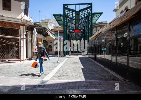 I consumatori sono visti con maschera protettiva e guanti durante il blocco nel mercato pubblico storico e più grande aperto centrale nel cuore del centro di Salonicco, Grecia chiamato Kapani o Agora Vlali vicino Aristotele o piazza Aristotelous il 16 aprile 2020. Gli acquirenti acquistano beni essenziali dell'ultimo minuto durante la pandemia di coronavirus COVID-19 per la celebrazione cristiana greco-ortodossa di Pasqua durante la quarantena. La maggior parte dei negozi sono chiusi a causa del blocco nazionale. I cittadini possono fare shopping solo con un permesso speciale. (Foto di Nicolas Economou/NurPhoto) Foto Stock