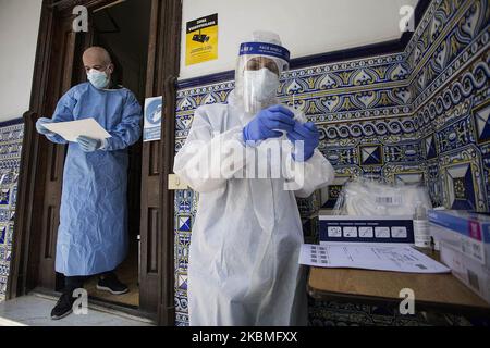 Un'infermiera apre un kit di prova per un lavoratore di casa anziana Bon Viure, a Barcellona, Spagna, 14 aprile 2020. Il numero di test per il Covid-19 a Barcellona è aumentato a lor in questi ultimi giorni feew. A causa di ciò, è aumentato anche il numero di rilevamenti di infezioni. (Foto di Robert Bonet/NurPhoto) Foto Stock