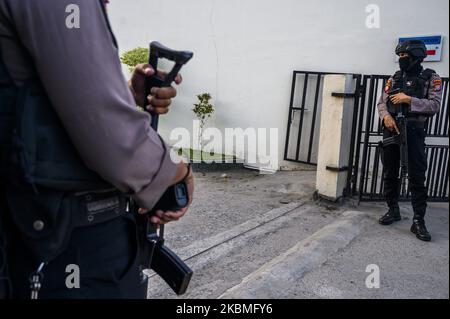 La polizia armata si trova di fronte al mortuario dell'Ospedale Bhayangkara, Palu City, Provincia Centrale di Sulawesi, Indonesia il 16 aprile 2020. La polizia ha condotto un'autopsia per confermare l'identità di due membri di Poso Timur Indonesia Mujahidin (MIT) che sono stati uccisi a colpi di arma da fuoco dopo aver cercato di sequestrare le armi di polizia in servizio presso una delle banche del Distretto di Poso, nella Provincia di Sulawesi Centrale, il 15 aprile 2020. Le autorità di sicurezza locali hanno formato una task force di sicurezza codificata come operazione Tinombala che è stata incaricata di cacciare decine di membri del MIT che si nascondono nelle foreste e nelle montagne. Dal concl. Comunale Foto Stock