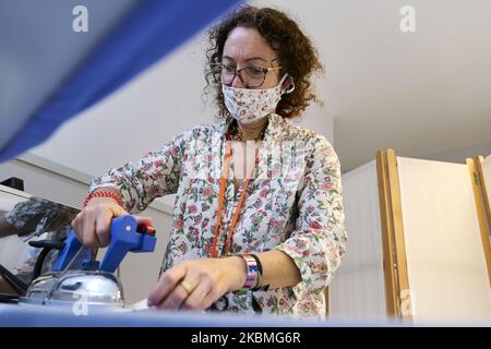 Fabbricazione di camici e maschere mediche presso l'Università Rey Juan Carlos di Madrid, Spagna. Aprile 16, 2020. (Foto di A. Ware/NurPhoto) Foto Stock