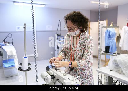 Fabbricazione di camici e maschere mediche presso l'Università Rey Juan Carlos di Madrid, Spagna. Aprile 16, 2020. (Foto di A. Ware/NurPhoto) Foto Stock