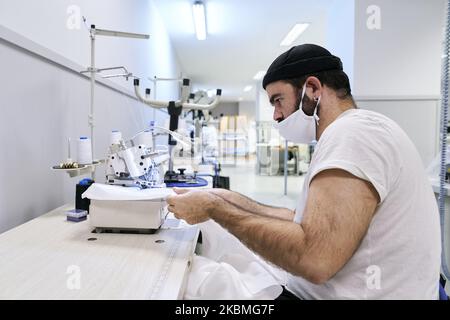 Fabbricazione di camici e maschere mediche presso l'Università Rey Juan Carlos di Madrid, Spagna. Aprile 16, 2020. (Foto di A. Ware/NurPhoto) Foto Stock