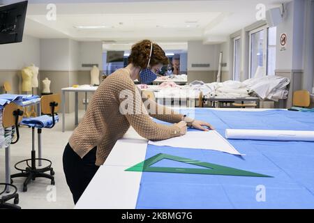 Fabbricazione di camici e maschere mediche presso l'Università Rey Juan Carlos di Madrid, Spagna. Aprile 16, 2020. (Foto di A. Ware/NurPhoto) Foto Stock