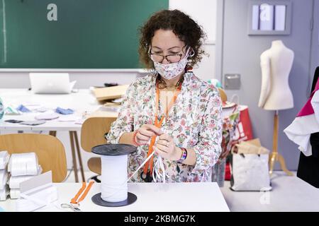 Fabbricazione di camici e maschere mediche presso l'Università Rey Juan Carlos di Madrid, Spagna. Aprile 16, 2020. (Foto di A. Ware/NurPhoto) Foto Stock