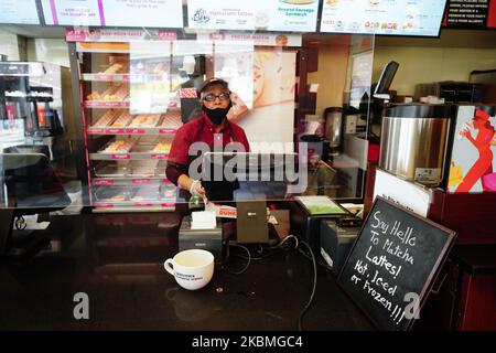 Una vista di un cassiere Dunkin' Donuts protetto da una partizione di plastica come misura anti-COVID-19 in Flushing Queens New York USA durante la pandemia di coronavirus il 16 aprile 2020. (Foto di John Nacion/NurPhoto) Foto Stock