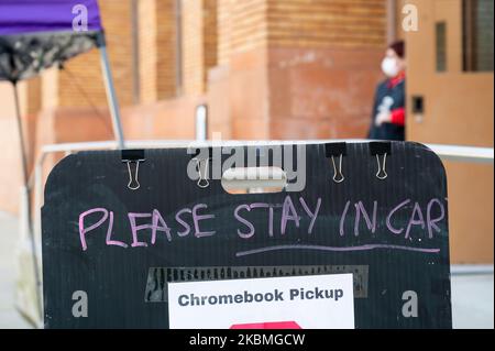 Google Chromebook sono distribuiti agli studenti, per passare a classi online, alla Carl Schurz High School il 16 aprile 2020 a Chicago, Illinois, Stati Uniti. Il numero di decessi correlati a COVID-19 in Illinois è stato superiore a 1.000 e nelle ultime 24 ore si sono verificati altri 125 decessi correlati a coronavirus. Questo ha segnato il più alto aumento di un giorno ad oggi in Illinois. (Foto di Patrick Gorski/NurPhoto) Foto Stock