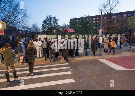 L'Elmhurst Hospital Center tiene una veglia per colleghi e pazienti che sono morti in mezzo a una pandemia il 16 aprile 2020 a Elmhurst, Queens, New York, USA. (Foto di John Nacion/NurPhoto) Foto Stock