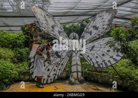 Il responsabile del reparto antincendio e soccorso spruzza un disinfettante come misura preventiva contro la diffusione del coronavirus (Covid-19) presso lo zoo nazionale chiuso di Kuala Lumpur, Malesia, il 17 aprile 2020. (Foto di Mohd Daud/NurPhoto) Foto Stock