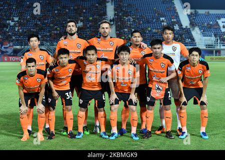 La squadra di Chiangrai United si presenta allo stadio di Suphanburi il 17 marzo 2018 a Suphanburi, Thailandia. La Thai League riprenderà a settembre e il calendario del concorso verrà modificato dal 2020 settembre al 2021 aprile o maggio dopo che il concorso sarà stato rinviato in seguito all'epidemia di coronavirus (Covid-19) in Thailandia. Come presidente della Football Association of Thailand's Pol.Gen. Somyot Phumphanmuang annues il 16 aprile 2020. (Foto di Vachira Vachira/NurPhoto) Foto Stock
