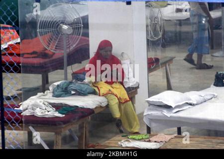 La gente è vista all'interno di una stazione di quarantena temporanea durante un blocco a Kolkata, India, il 17 aprile 2020. Il primo ministro indiano Narendra modi martedì ha esteso il blocco del coronavirus più grande del mondo per far decapare il picco dell'epidemia, con funzionari che corrono per recuperare il tempo perduto. (Foto di Debajyoti Chakraborty/NurPhoto) Foto Stock