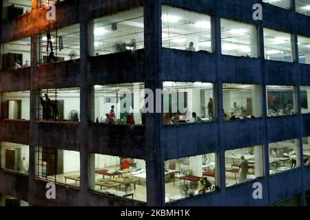 La gente è vista all'interno di una stazione di quarantena temporanea durante un blocco a Kolkata, India, il 17 aprile 2020. Il primo ministro indiano Narendra modi martedì ha esteso il blocco del coronavirus più grande del mondo per far decapare il picco dell'epidemia, con funzionari che corrono per recuperare il tempo perduto. (Foto di Debajyoti Chakraborty/NurPhoto) Foto Stock