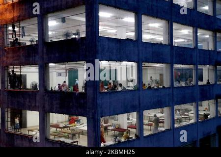 La gente è vista all'interno di una stazione di quarantena temporanea durante un blocco a Kolkata, India, il 17 aprile 2020. Il primo ministro indiano Narendra modi martedì ha esteso il blocco del coronavirus più grande del mondo per far decapare il picco dell'epidemia, con funzionari che corrono per recuperare il tempo perduto. (Foto di Debajyoti Chakraborty/NurPhoto) Foto Stock