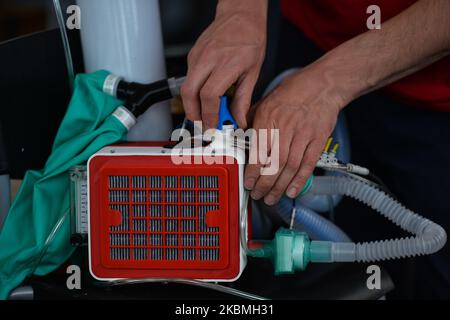 Szymon Chrupczalski, coordinatore del progetto VentilAid, spiega il funzionamento del respiratore VentilAid Prototype III, un dispositivo che può essere fabbricato a basso costo e con parti ampiamente disponibili utilizzando una stampante 3D. Il progetto è stato creato da Urbicum, una società con sede a Cracovia specializzata nella stampa 3D. Le prime due versioni sono state sviluppate e rese disponibili gratuitamente su Internet. VentilAid Prototype III è un dispositivo per la ventilazione non invasiva, che funziona in modalità CEPAP e BiPAP con alimentazione di ossigeno e soddisfa i requisiti dei moderni standard medici. Consente di mantenere i pazienti all'interno di un s. Foto Stock