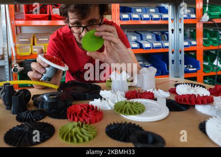 Szymon Chrupczalski, coordinatore del progetto VentilAid, spiega i diversi componenti utilizzati per costruire il respiratore VentilAid Prototype III, un dispositivo che può essere fabbricato a basso costo e con parti ampiamente disponibili utilizzando una stampante 3D. Il progetto è stato creato da Urbicum, una società con sede a Cracovia specializzata nella stampa 3D. Le prime due versioni sono state sviluppate e rese disponibili gratuitamente su Internet. VentilAid Prototype III è un dispositivo per la ventilazione non invasiva, che funziona in modalità CEPAP e BiPAP con alimentazione di ossigeno e soddisfa i requisiti dei moderni standard medici. Consente di k Foto Stock