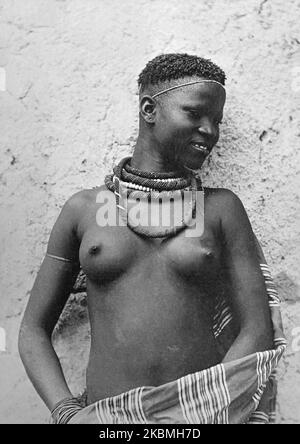 Alate 19th ° secolo in bianco e nero fotografia di una giovane Zulu donna in Sud Africa. Foto Stock