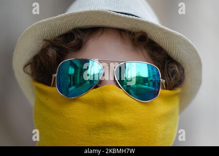 Oliver indossa una maschera protettiva mentre si trova in una strada a Cracovia. Da oggi fino a nuovo avviso, il Ministero della Salute ha introdotto una nuova regola che richiede a tutte le persone di coprire la bocca e il naso con un capo di abbigliamento, sciarpa, fazzoletto, maschere di cotone, visiera o maschera facciale, ogni volta che vanno all'aperto. Questa regola si applica a tutti i mezzi di trasporto pubblico e ai luoghi pubblici (comprese strade, strade e piazze, chiese, negozi e mercati e aree verdi). La multa per la violazione della nuova regola è compresa tra 500 e 30.000 PLN. Venerdì 17 marzo 2020 a Cracovia, Polonia. (Foto di Artur Widak/NurPhot Foto Stock