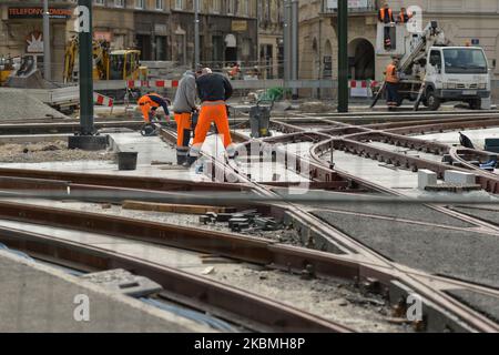 Un cantiere stradale nel centro di Cracovia. L'Associazione polacca dei datori di lavoro delle costruzioni ha dichiarato che il numero di licenziamenti, richieste di congedo e assenze relative alla quarantena è aumentato del 300% nelle imprese di costruzione. Molti lavoratori edili provenivano da fuori della Polonia e, a causa della chiusura delle frontiere, la loro disponibilità è diminuita anche di almeno il 20% nelle attuali circostanze, è molto difficile garantire la continuità ininterrotta di qualsiasi lavoro di costruzione. Venerdì 17 marzo 2020 a Cracovia, Polonia. (Foto di Artur Widak/NurPhoto) Foto Stock