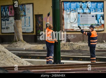 Un cantiere stradale nel centro di Cracovia. L'Associazione polacca dei datori di lavoro delle costruzioni ha dichiarato che il numero di licenziamenti, richieste di congedo e assenze relative alla quarantena è aumentato del 300% nelle imprese di costruzione. Molti lavoratori edili provenivano da fuori della Polonia e, a causa della chiusura delle frontiere, la loro disponibilità è diminuita anche di almeno il 20% nelle attuali circostanze, è molto difficile garantire la continuità ininterrotta di qualsiasi lavoro di costruzione. Venerdì 17 marzo 2020 a Cracovia, Polonia. (Foto di Artur Widak/NurPhoto) Foto Stock