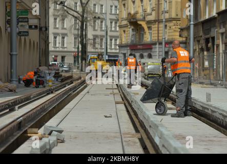 Un cantiere stradale nel centro di Cracovia. L'Associazione polacca dei datori di lavoro delle costruzioni ha dichiarato che il numero di licenziamenti, richieste di congedo e assenze relative alla quarantena è aumentato del 300% nelle imprese di costruzione. Molti lavoratori edili provenivano da fuori della Polonia e, a causa della chiusura delle frontiere, la loro disponibilità è diminuita anche di almeno il 20% nelle attuali circostanze, è molto difficile garantire la continuità ininterrotta di qualsiasi lavoro di costruzione. Venerdì 17 marzo 2020 a Cracovia, Polonia. (Foto di Artur Widak/NurPhoto) Foto Stock