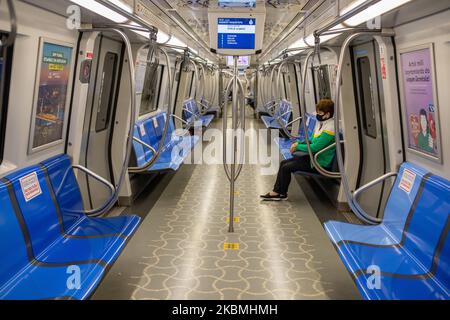 Una persona siede su un posto a bordo di un autobus altrimenti vuoto a Istanbul, in Turchia, il 17 aprile 2020. (Foto di Erhan Demirtas/NurPhoto) Foto Stock