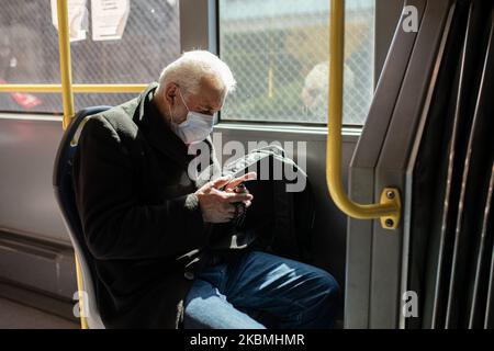 Una persona siede su un posto a bordo di un autobus altrimenti vuoto a Istanbul, in Turchia, il 17 aprile 2020. (Foto di Erhan Demirtas/NurPhoto) Foto Stock