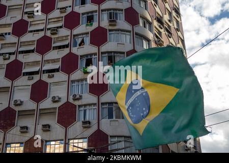 I sostenitori del presidente brasiliano di estrema destra Jair Bolsonaro durante il motorcade per protestare contro le raccomandazioni per l'isolamento sociale del governatore di Sao Paulo, Joao Doria, durante l'epidemia di coronavirus (COVID-19) a Santos, Brasile, 19 aprile 2020. (Foto di Felipe Beltrame/NurPhoto) Foto Stock