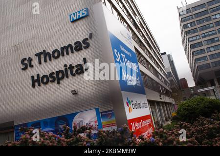 Il St Thomas' Hospital, dove il primo ministro britannico Boris Johnson rimane in terapia intensiva con il coronavirus Covid-19, si trova accanto al Tamigi a Londra, in Inghilterra, il 8 aprile 2020. Johnson, 55 anni, è stato ricoverato in ospedale la domenica sera con ciò che sono stati descritti come 'sintomi persistenti' del nuovo coronavirus. Lunedì sera è stato trasferito in terapia intensiva dopo che le sue condizioni si sono dette 'peggiorate'. Il Cancelliere dello scacchiere Rishi Sunak ha però informato il paese oggi che il primo ministro stava migliorando, si stava sedendo e si stava impegnando positivamente con il team medico Foto Stock