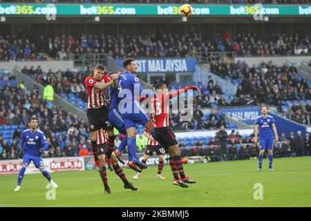 Jan Bednarek e Yan Valery si contendano un titolo con Sean Morrison di Southampton durante la partita della Premier League tra Cardiff City e Southampton al Cardiff City Stadium di Cardiff sabato 8th dicembre 2018. (Foto di Mark Fletcher/MI News/NurPhoto) Foto Stock