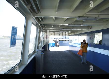 I pendolari praticano l'allontanamento sociale e aspettano la loro destinazione sul traghetto presso il fiume IJ vicino alla stazione centrale il 20 aprile 2020 ad Amsterdam, Paesi Bassi. Il primo ministro olandese Mark Rutte, dopo aver incontrato il team di consulenti per le epidemie (OMT) del governo, ha analizzato le misure attuali e il loro impatto nella conferenza stampa di stasera, che rivelerà quali misure sono state adottate per tornare alla normalità. (Foto di Paulo Amorim/NurPhoto) Foto Stock