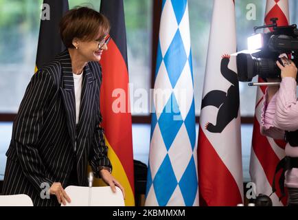 Monaco, Germania. 04th Nov 2022. Bettina Stark-Watzinger (FDP), Ministro federale dell'istruzione e della ricerca, sta per partecipare a una conferenza scientifica congiunta dei governi federale e statale (GWK). Tra le altre cose, i partecipanti vogliono discutere dei miglioramenti nella ricerca e nell'insegnamento presso le università tedesche. Credit: Sven Hoppe/dpa/Alamy Live News Foto Stock