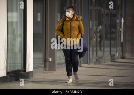 La gente è vista a piedi accanto a negozi chiusi sul viale Marszalkowska nel centro di Varsavia, Polonia, il 20 aprile 2020. Poiché la Polonia ha raggiunto domenica il picco di nuove infezioni da COVID-19, da quando la prima vittima è stata registrata all'inizio di marzo, il governo sta lentamente alleggerendo le restrizioni sulla vita pubblica consentendo alle persone di utilizzare parchi e foreste. Nelle prossime settimane verrà annunciato un ulteriore allentamento, in quanto il governo è fiducioso che il picco dell'epidemia sarà raggiunto in aprile o all'inizio di maggio. Si prevede che le misure di quarantena provochino un calo del PIL del 4-5% e un raddoppio del numero della disoccupazione. ( Foto Stock