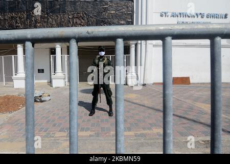 Sri Lanka militare personale indossando una maschera facciale si trova guardie fuori presso la chiesa di Sant'Antonio verso un evento per sottolineare il primo anniversario degli attacchi della Domenica di Pasqua a Colombo, Sri Lanka il 21 aprile 2020. (Foto di Achila Jayawardana/NurPhoto) Foto Stock