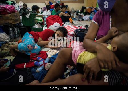 Una famiglia la cui casa è stata rasa al suolo dall'incendio del 18 aprile nel distretto di tondo a Manila, prendere rifugio in una scuola affollata che serve come centro di evacuazione il 22 aprile 2020 a Manila, Filippine. Circa un centinaio di famiglie condividono un'area comune in questa scuola, rendendo l'allontanamento sociale un compito difficile da mantenere. Molte delle vittime del fuoco lottano con la disoccupazione come la quarantena rafforzata della comunità (ECQ) è ancora in atto in diverse aree nelle Filippine, tra cui Manila per frenare la diffusione di COVID-19.(Foto di Lisa Marie David/NurPhoto) Foto Stock