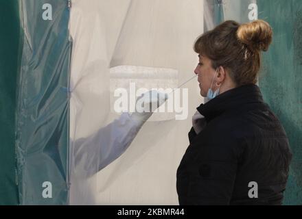 A woman is tested on COVID-19 coronavirus by epidemiologists as the outbreak was detected in a residential building and 38 cases of infection were confirmed in Vyshneve town near Kyiv, Ukraine, April 22, 2020. The Cabinet of Ministers of Ukraine prolonged the quarantine measures until mid-May with all the preventive measures as 6592 cases of COVID-19 coronavirus disease were confirmed in the country (Photo by Sergii Kharchenko/NurPhoto) Stock Photo