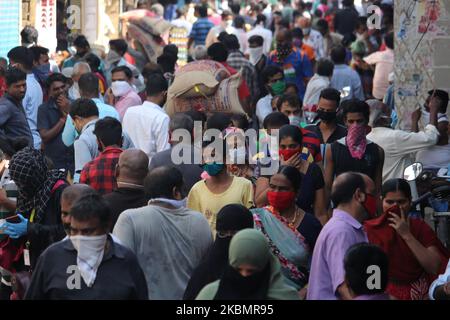 Gli acquirenti affollano una strada nella zona dello slum Dharavi di Mumbai, India, il 23 aprile 2020. L'India continua a bloccarsi a livello nazionale per controllare la diffusione della pandemia di Coronavirus (COVID-19). (Foto di Himanshu Bhatt/NurPhoto) Foto Stock