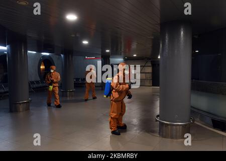 Un operaio EMERCOM in tuta protettiva esegue procedure di disinfezione alla stazione ferroviaria di Ladozhsky in mezzo alla pandemia COVID-19 in corso, a San Pietroburgo, in Russia, il 23 aprile 2020. (Foto di Sergey Nikolaev/NurPhoto) Foto Stock