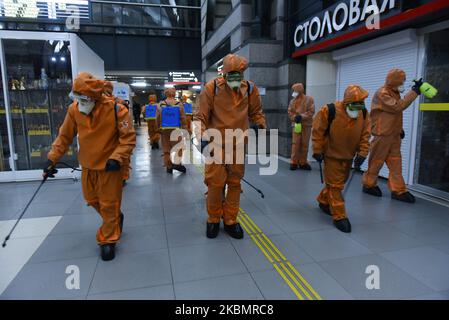 Un operaio EMERCOM in tuta protettiva esegue procedure di disinfezione alla stazione ferroviaria di Ladozhsky in mezzo alla pandemia COVID-19 in corso, a San Pietroburgo, in Russia, il 23 aprile 2020. (Foto di Sergey Nikolaev/NurPhoto) Foto Stock